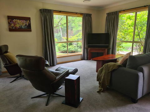 REDGUM RETREAT BRIGHT - Luxury Spa Villa - Tourism Canberra 2
