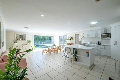 Regand Retreat - Luxurious Family Home, Pool - Tourism Canberra 3
