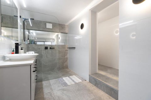 Renovated Townhouse Close To The CBD And Schools - Tourism Canberra 3