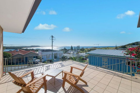 Retro Beach House - Tourism Canberra 0