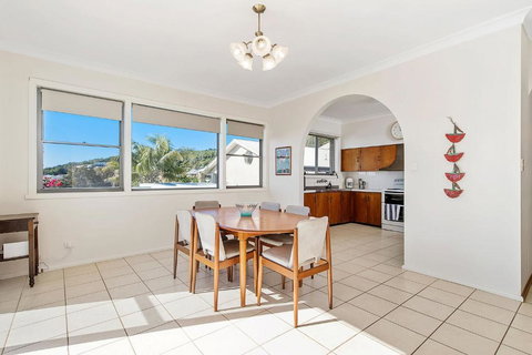 Retro Beach House - Tourism Canberra 3