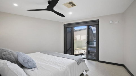 Riptides Booker Bay -Waterfront Apartment, Walk To Shops & Cafes - Tourism Canberra 3
