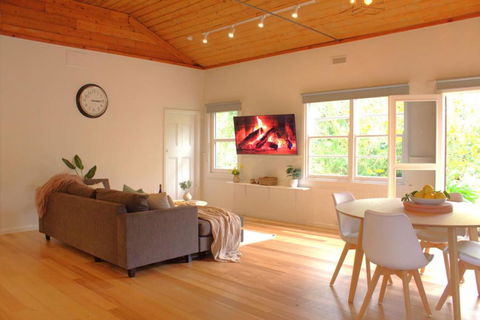 River Lea Cottage - Tourism Canberra 1
