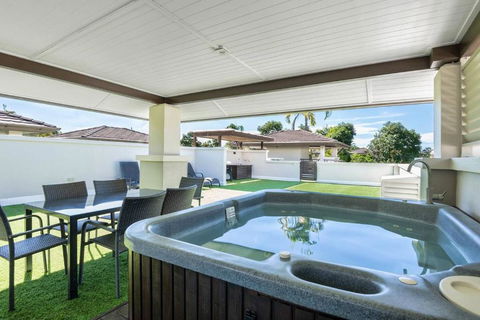 Rooftop Tranquility At Stunning Temple Resort - Tourism Canberra 0