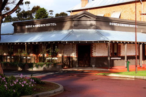 Rose & Crown Hotel - Tourism Canberra 0