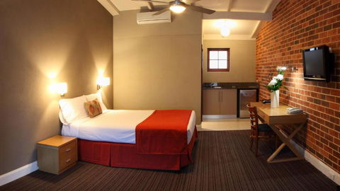 Rose & Crown Hotel - Tourism Canberra 1