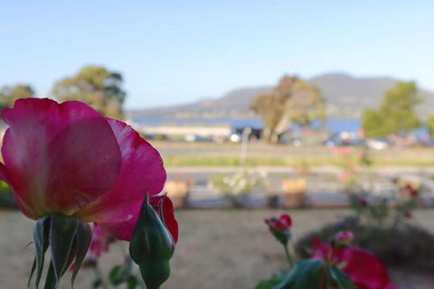 Rose Retreat With Water Front View At Montrose - Tourism Canberra 3