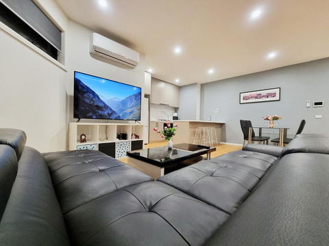Rosie Townhouse - Modern Home In Sunshine - Tourism Canberra 1