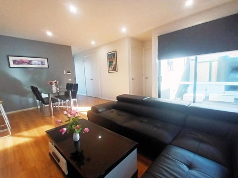 Rosie Townhouse - Modern Home In Sunshine - Tourism Canberra 3