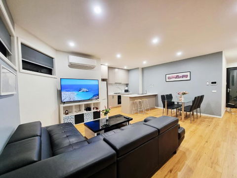 Rosie Townhouse - Modern Home In Sunshine - Tourism Canberra 2