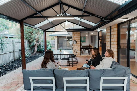 Salhus - Sleep In King Beds & Easy Walk To Town - Tourism Canberra 0