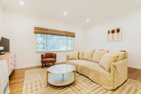 Salmon Calm - Trendy Velvet Allure By Albert Park - Tourism Canberra 2