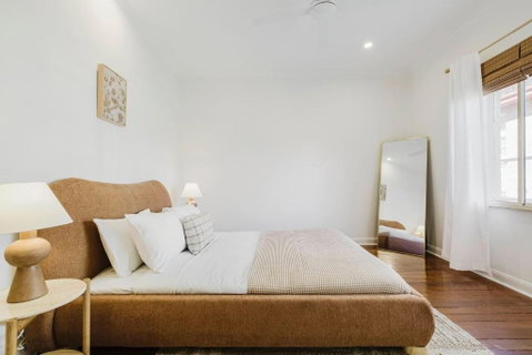 Salmon Calm - Trendy Velvet Allure By Albert Park - Tourism Canberra 0