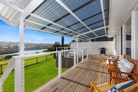 SALTWATER HOUSE - Opposite The Beach And Views Over The Lake! - Tourism Canberra 1