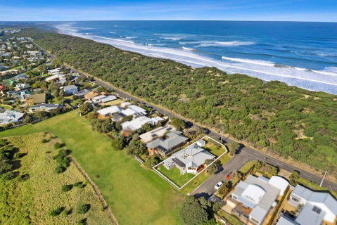 SALTWATER HOUSE - Opposite The Beach And Views Over The Lake! - Tourism Canberra 0