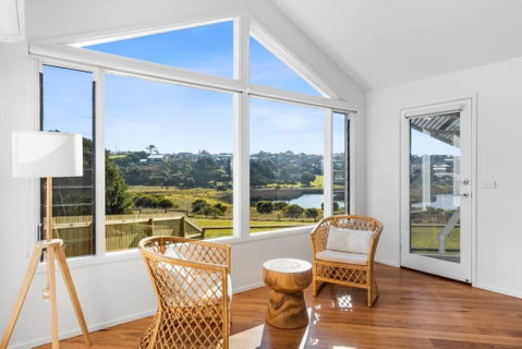 SALTWATER HOUSE - Opposite The Beach And Views Over The Lake! - Tourism Canberra 2
