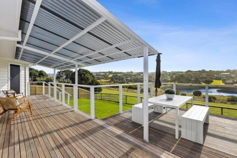 SALTWATER HOUSE - Opposite The Beach And Views Over The Lake! - Tourism Canberra 3