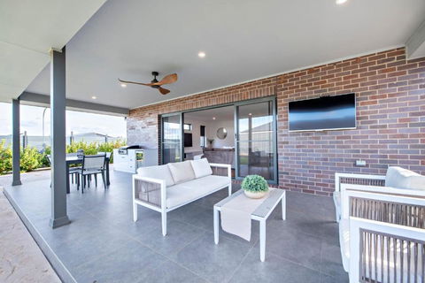 Sandstone - Family Entertainer, Refined Living - Tourism Canberra 2