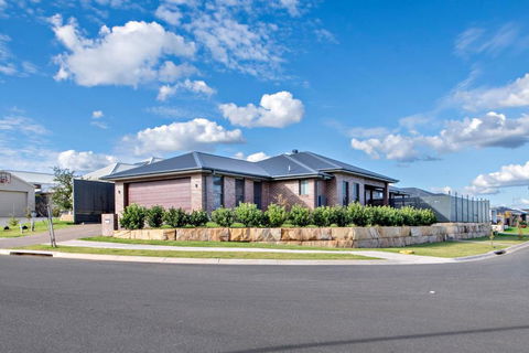 Sandstone - Family Entertainer, Refined Living - Tourism Canberra 3