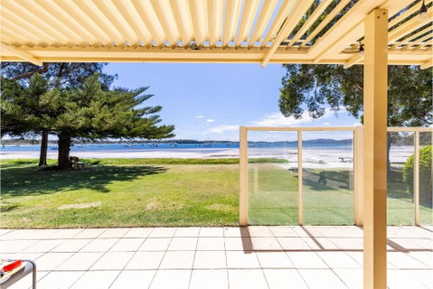 Sandy Beach House Corlette Unit 1 Waterfront WI-FI Aircon - Tourism Canberra 1