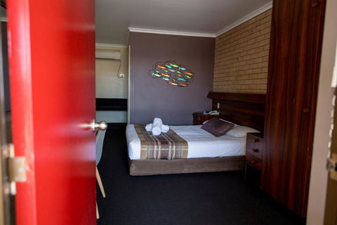 Sarina Motor Inn - Tourism Canberra 3