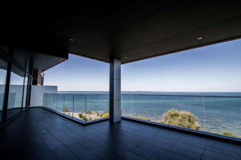Somers Sanctuary - Luxury Interiors, Pool, Sauna, Water Views, Theatre Room - Tourism Canberra 1