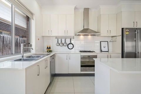 Spacious 5 Bedroom Family Retreat In Franklin - Tourism Canberra 3