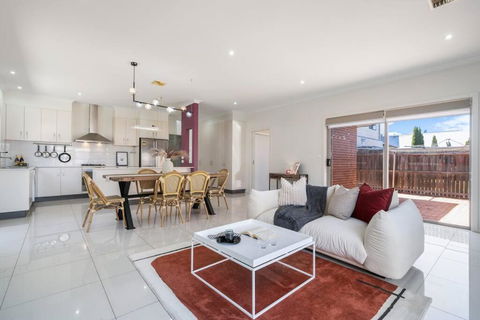 Spacious 5 Bedroom Family Retreat In Franklin - Tourism Canberra 2