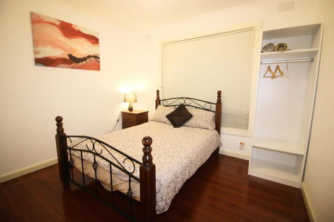 Sunny House - Melbourne Airport Home - Tourism Canberra 1