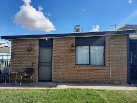 Sunshine Gardens Bourke Resort - Tourism Canberra 3