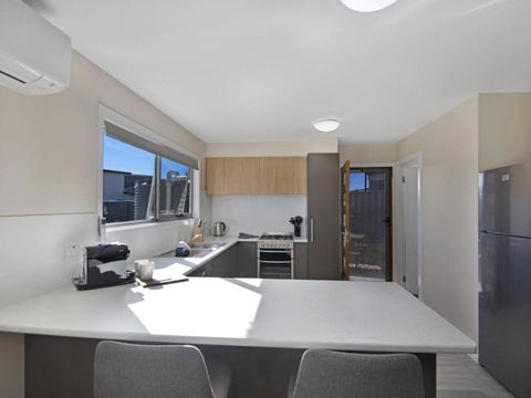 T Bar On Twynam - Modern 2BR Apartment L WiFi L Netflix L BBQ L Smart TV L Air-Con - Tourism Canberra 3