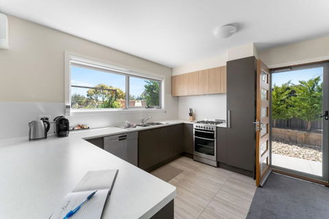 T Bar On Twynam - Modern 2BR Apartment L WiFi L Netflix L BBQ L Smart TV L Air-Con - Tourism Canberra 0
