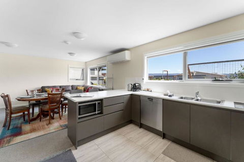 T Bar On Twynam - Modern 2BR Apartment L WiFi L Netflix L BBQ L Smart TV L Air-Con - Tourism Canberra 1