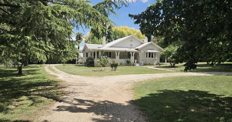 The Avenue Anahdale - Hidden 2.7 Acre Estate In Town - Tourism Canberra 0