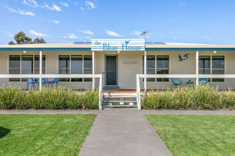 The Blue House On Lake Albert - Tourism Canberra 0