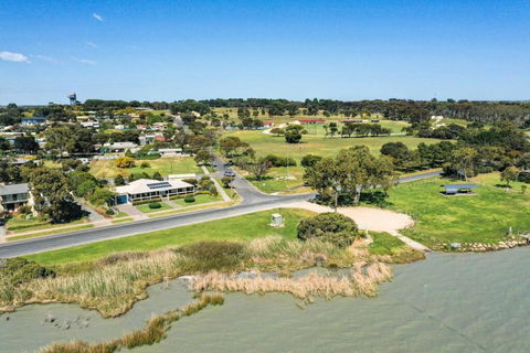 The Blue House On Lake Albert - Tourism Canberra 3