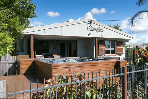Beachside Cottages - Tourism Canberra 1