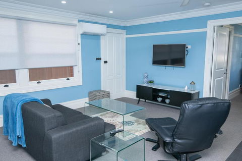 Blue Door Apartments Spacious CBD Apartment - Tourism Canberra 2