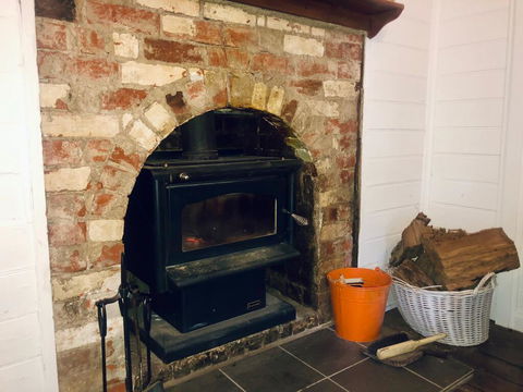 Blue Duck Cottage, Village Comfort, Fireplace - Tourism Canberra 3