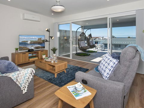 Blue Pelican - Pacific Views, Walk To Beach - Tourism Canberra 1