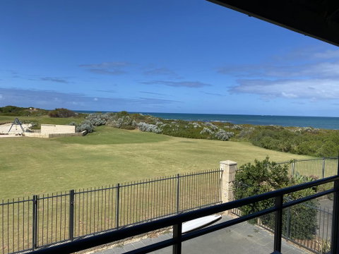 Blue Sky Escapes Seaview Apartment - Tourism Canberra 0