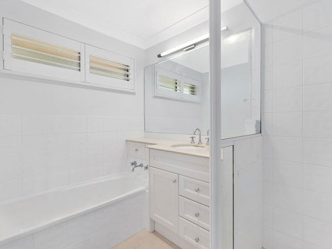 Blue Summer House - Tourism Canberra 3