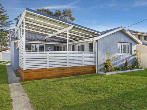 Blue Summer House - Tourism Canberra 0