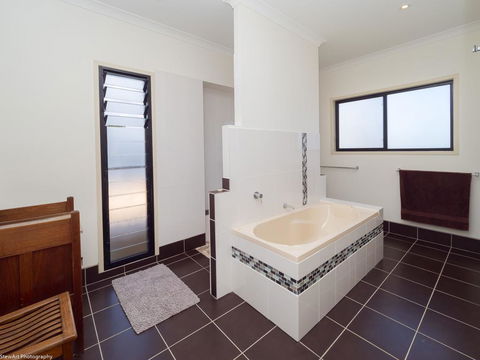 Blue Water Retreat - Upstairs - Tourism Canberra 1