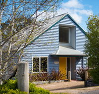 Boatshed Villa Yellow Door - Tourism Canberra