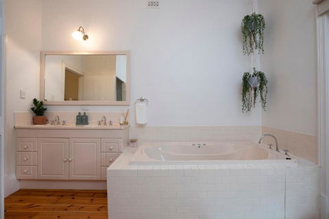 The Retreat In Basket Range - Tourism Canberra 3