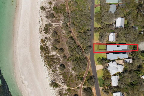 XYZ Holiday Home - Tourism Canberra 0