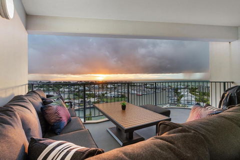 Anchor Point Penthouse 3BR With Marina Views - Pool - BBQs - Tourism Canberra 0
