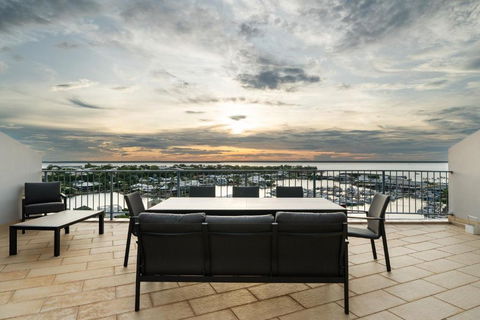 Anchor Point Penthouse 3BR With Marina Views - Pool - BBQs - Tourism Canberra 1