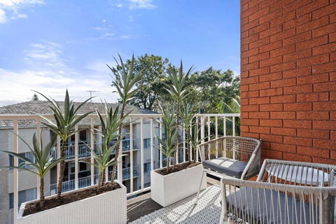Your Stylish Balmain Retreat - Tourism Canberra 0